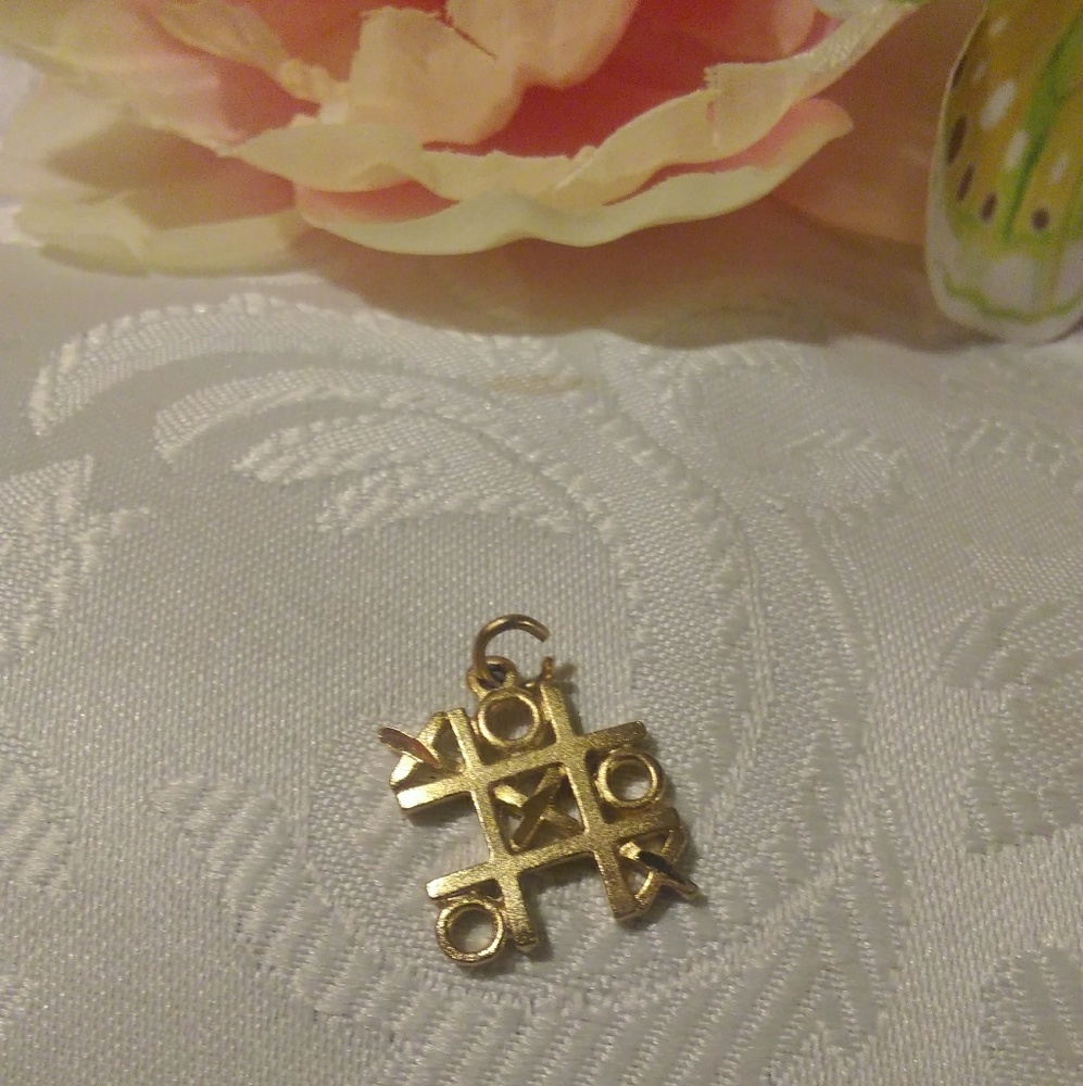 Tic tac toe pendant